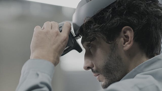 佩戴索尼 3D 头戴式显示器的男子
